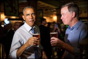 Determinado a encontrar la mejor cerveza. Obama cerveza determinación brindis mirada