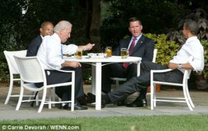 Cheleando con Joe Biden, James Crowley y Henry Gates. Obama cheves Biden Crowley Gates desayuno casa blanca chela cerveza cervezálogo  amigos nuevo orden mundial