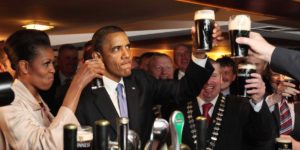 Obama brinda cerveza Michelle Guinness bar