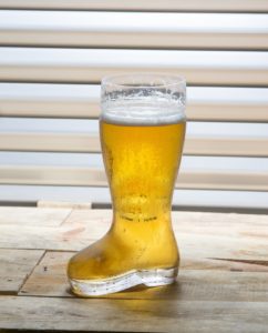 Bota cerveza llena cheve chela