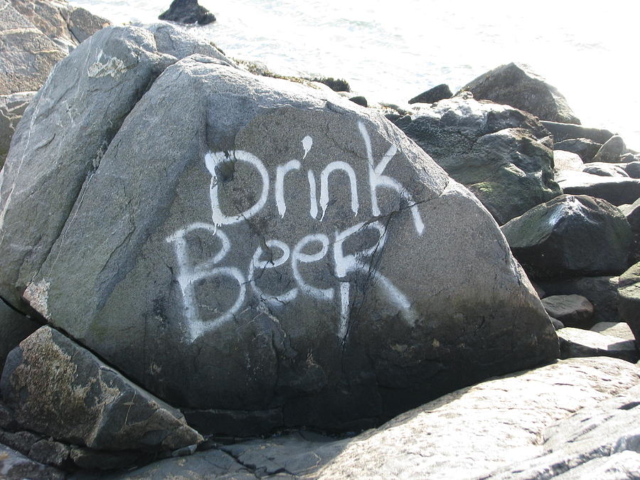 Cheve chela cerveza pintura obra arte moderno grafitti rocas piedras vandalismo arte urbano banksy obra pintura arte